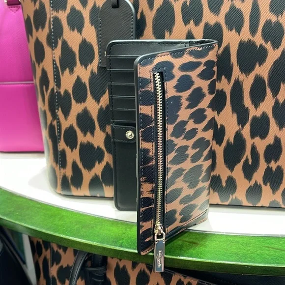 Kate Spade Schuyler Large Slim Bifold Wallet
COLOR:
Multi
NWT - Picture 7 of 16